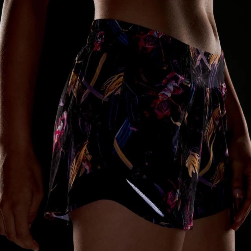 💕 LULULEMON hotty Hot Low-Rise Lined Short 4" in Veiled Floral Black Multi Black - Picture 7 of 7